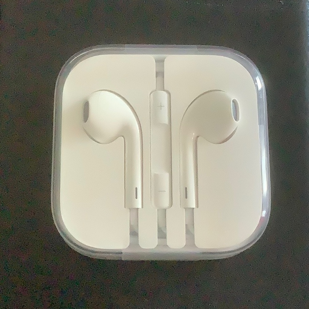 Apple EarPods with 3.5mm Headphone Plug